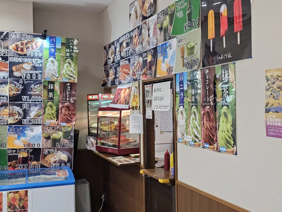 Toko minuman di marina