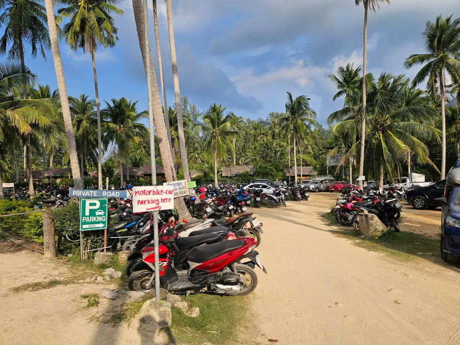Parkir skuter di Pantai Malibu