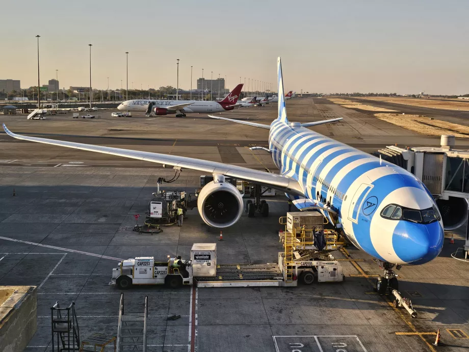 Airbus A330-900 di Bandara Johannesburg