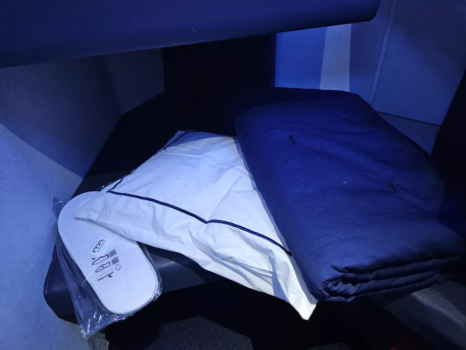 Bantal, selimut, dan sandal