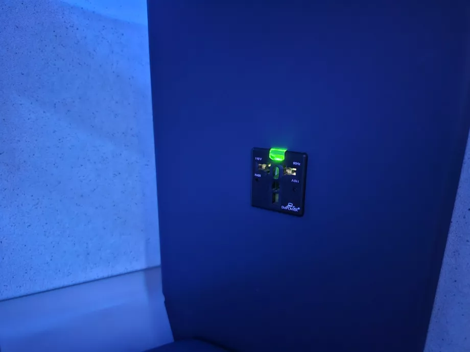 Soket untuk mengisi daya elektronik