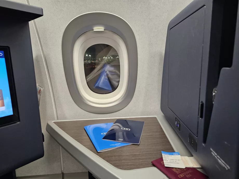 Meja dan tempat penyimpanan tertutup dengan cermin