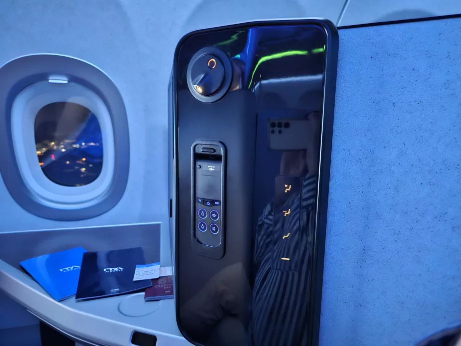 Panel kursi - kontrol kursi, lampu, dan kontrol IFE