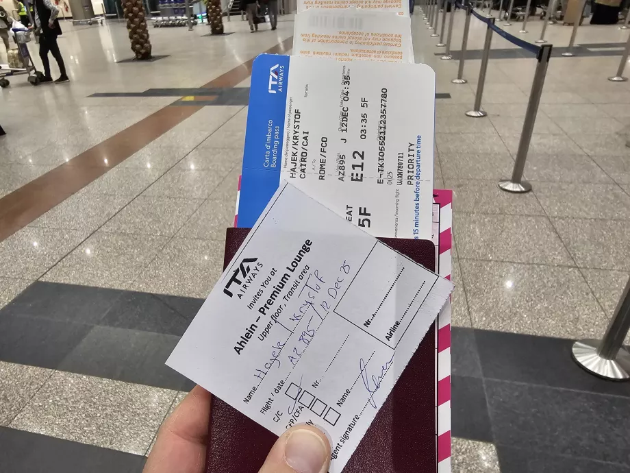 Boarding pass dan undangan lounge di Bandara Kairo