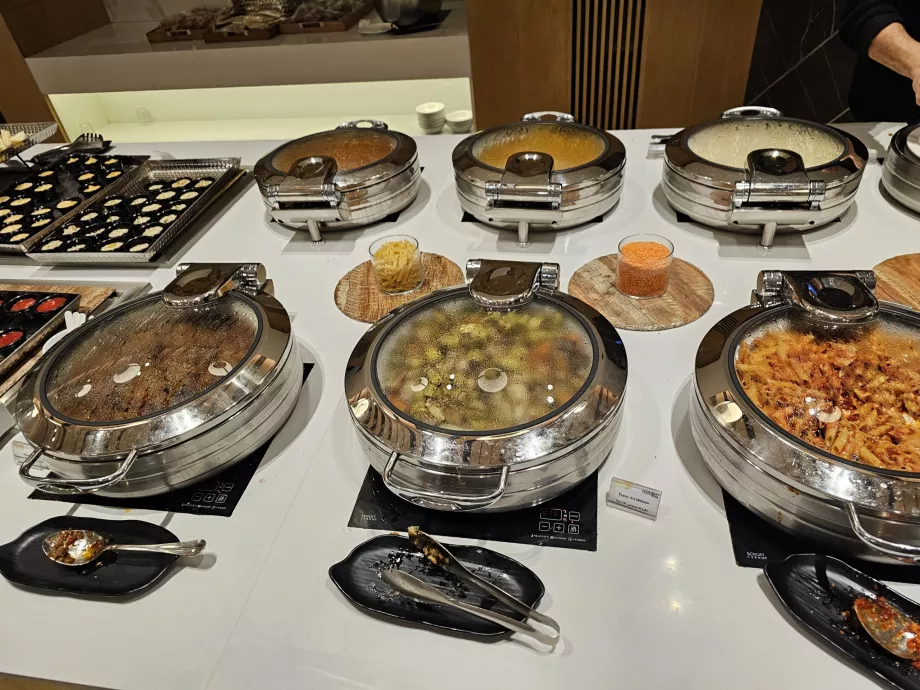 Ahlein Lounge, menu makanan panas