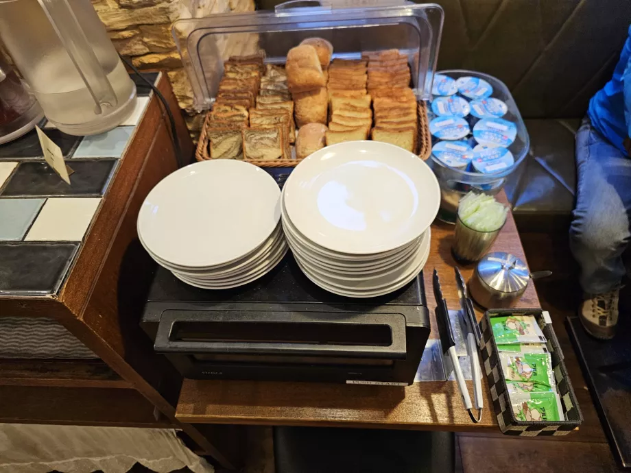 Sarapan - kue kering dan yoghurt