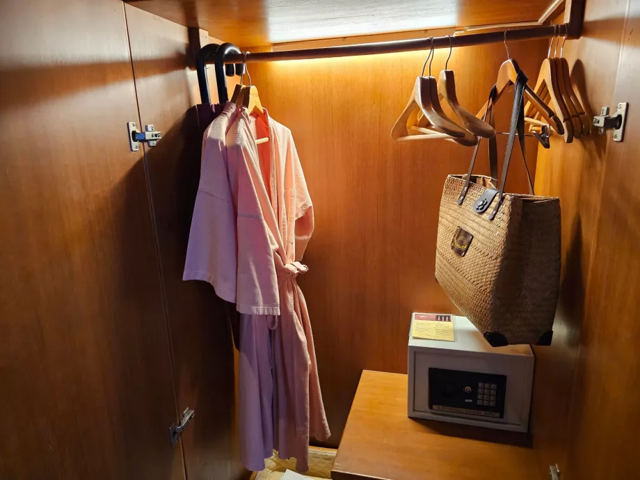 Jubah mandi dan brankas