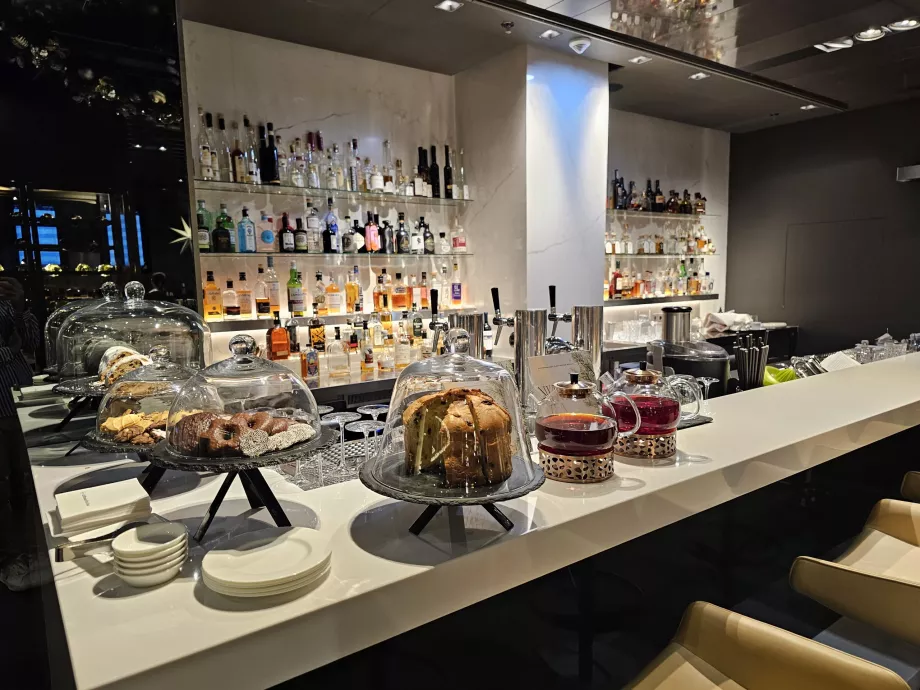 Ruang Tunggu Kelas Satu (Terminal Utama) - bar