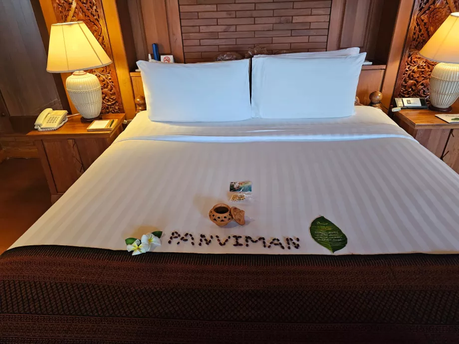 Tempat tidur di kamar kami