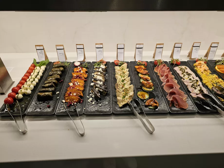 Ruang Tunggu Kelas Satu (Terminal Utama) - hidangan dingin