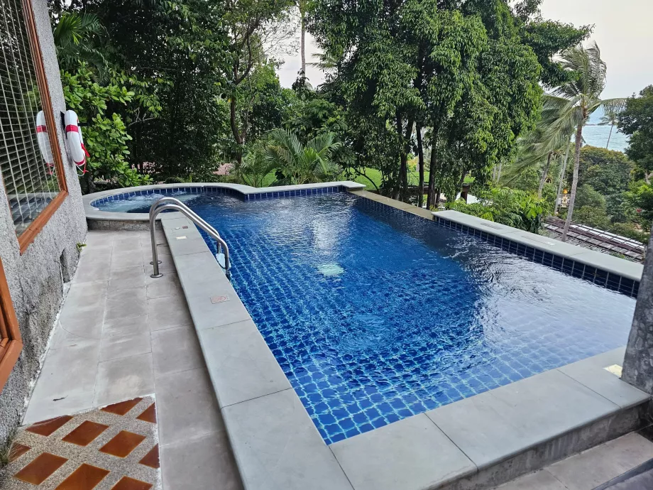 Kolam renang pribadi di vila kami