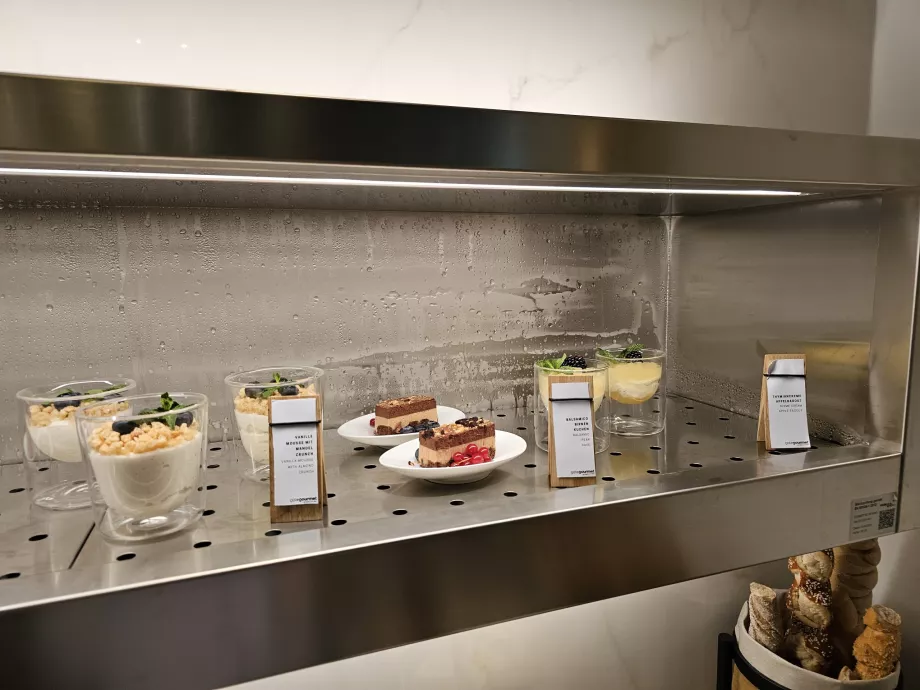 Ruang Tunggu Kelas Utama (Terminal Utama) - permen dan makanan penutup