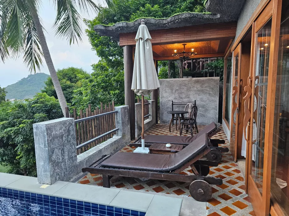 Teras dengan kursi geladak