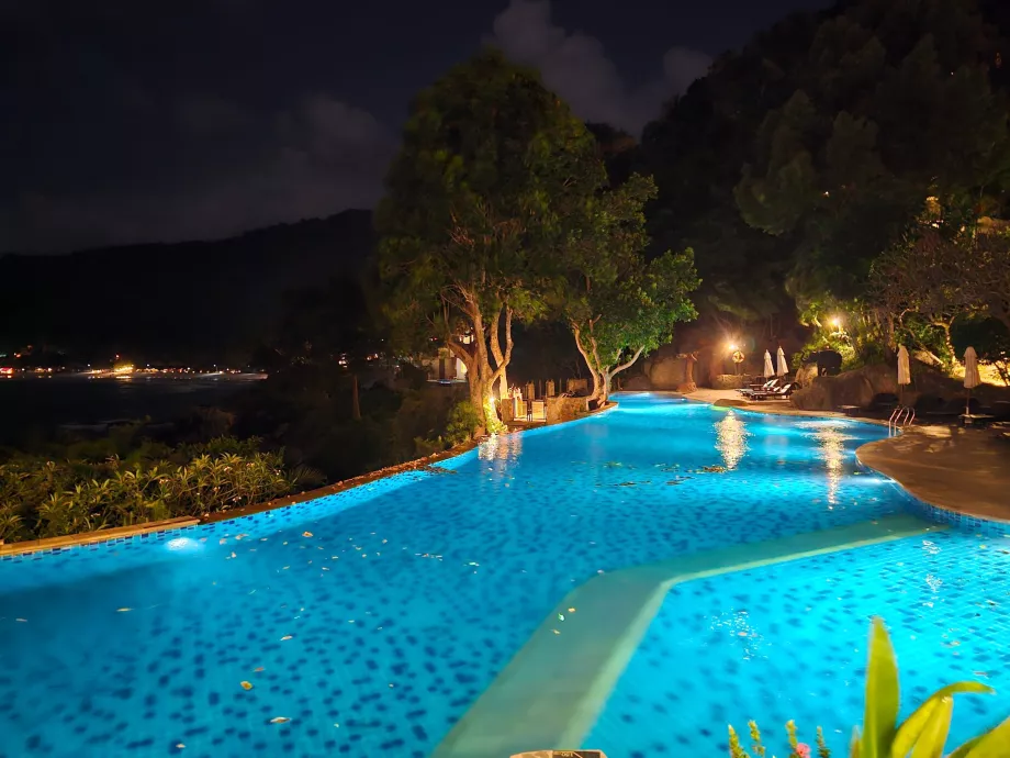 Kolam renang hotel yang besar