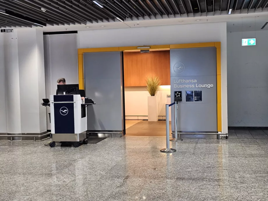 Pintu masuk ke ruang tunggu