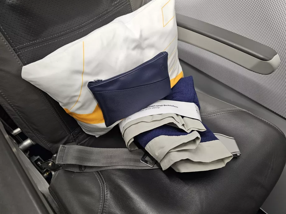 Bantal, perlengkapan mandi, selimut