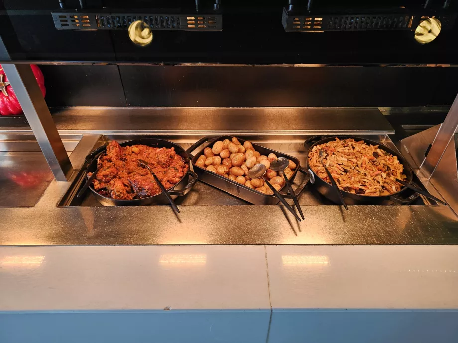 Makanan panas saat makan siang