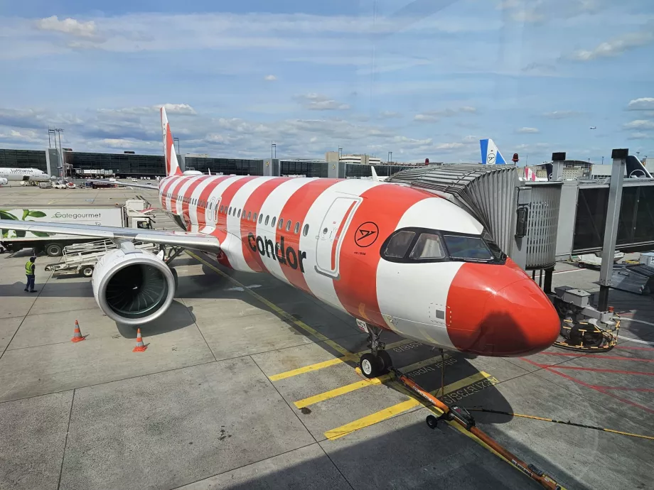 Burung Kondor Airbus A320 Merah