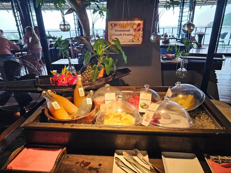 Sarapan: jus dan makanan segar