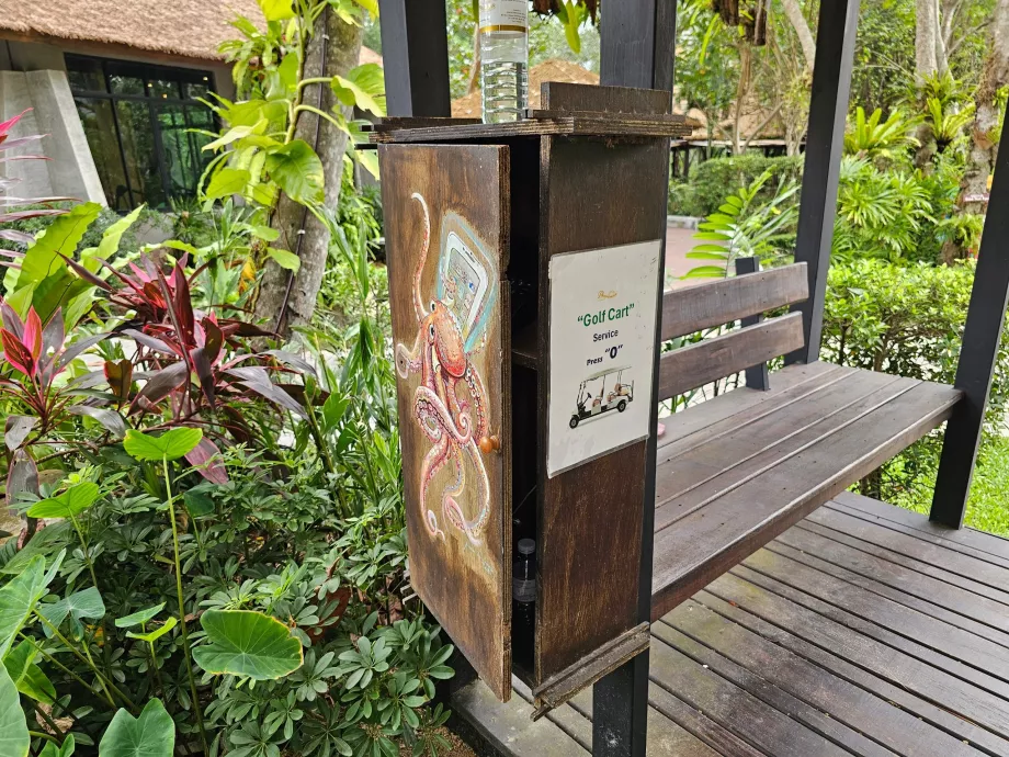 Telepon untuk memanggil mobil golf