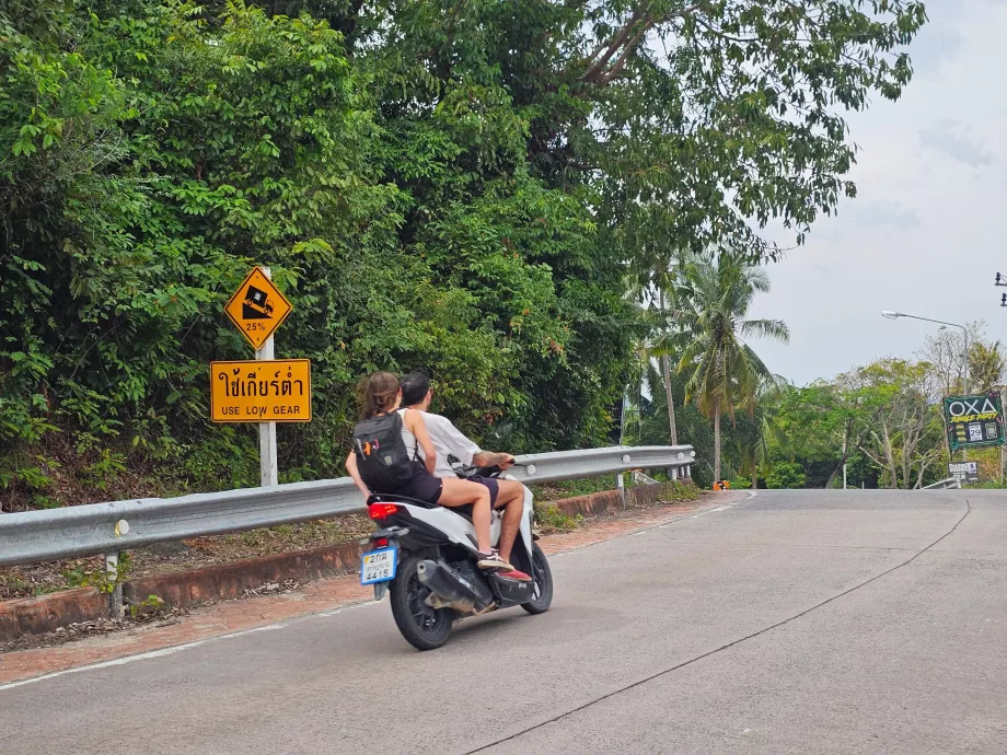 Bepergian dengan skuter di sekitar Koh Phangan