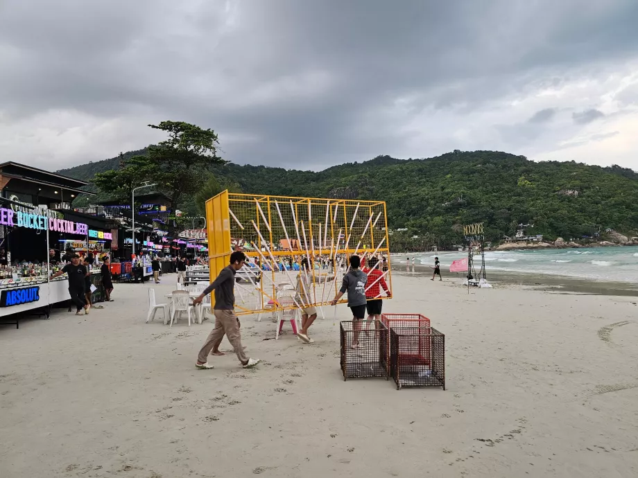 Persiapan untuk Pesta Bulan Purnama - sore hari