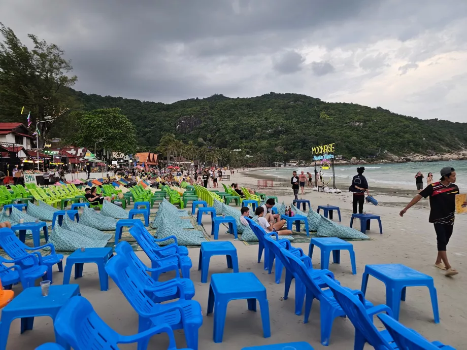 Persiapan untuk Pesta Bulan Purnama - sore hari