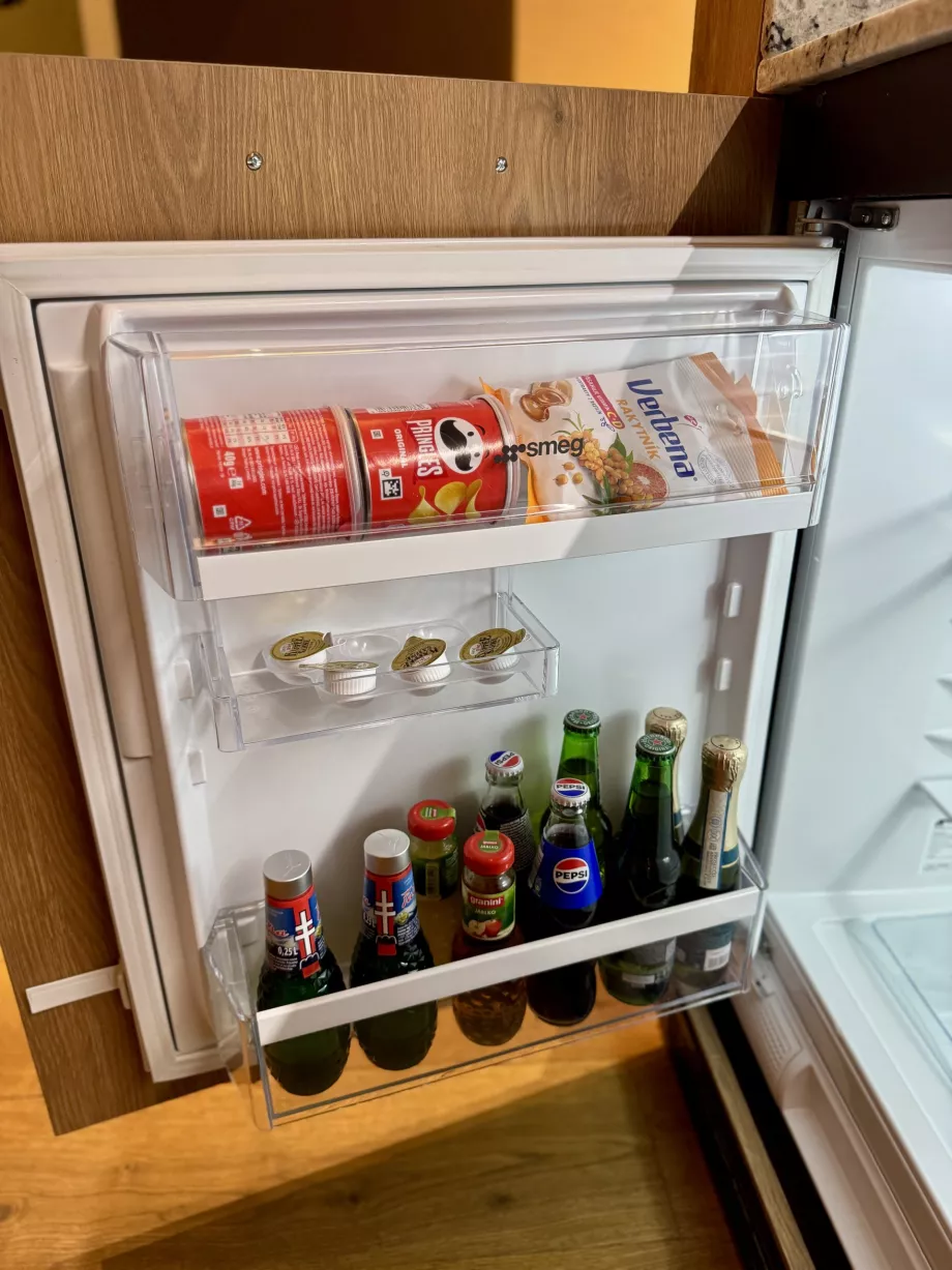 Kulkas dengan minibar gratis