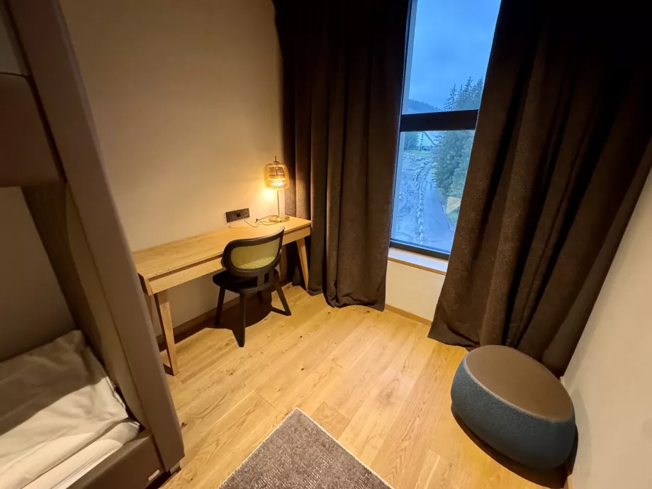 Meja di kamar anak-anak