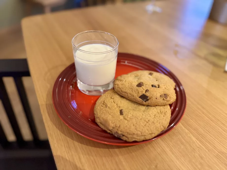 Susu segar dan kue kering
