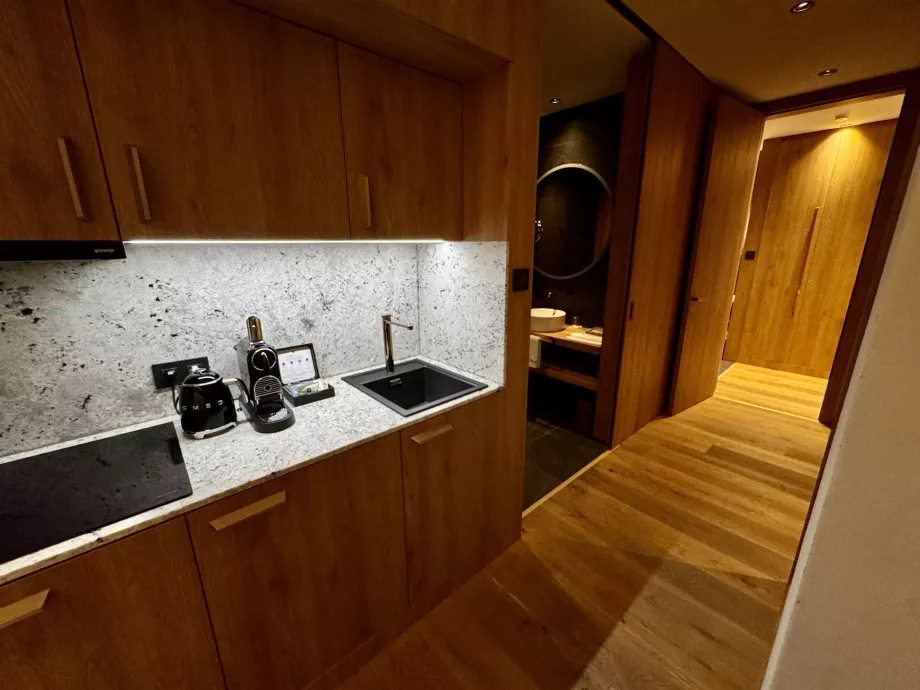 Dapur dan lorong menuju kamar mandi dan kamar