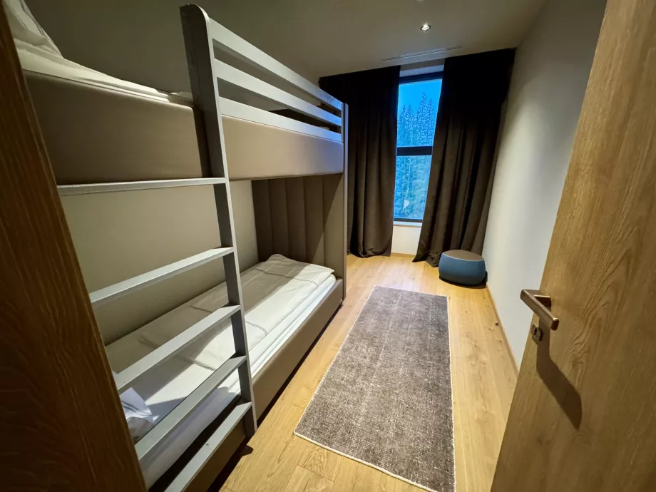 Kamar anak-anak dengan tempat tidur susun