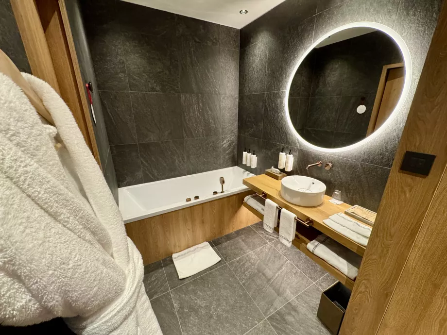Kamar mandi kedua dengan bak mandi