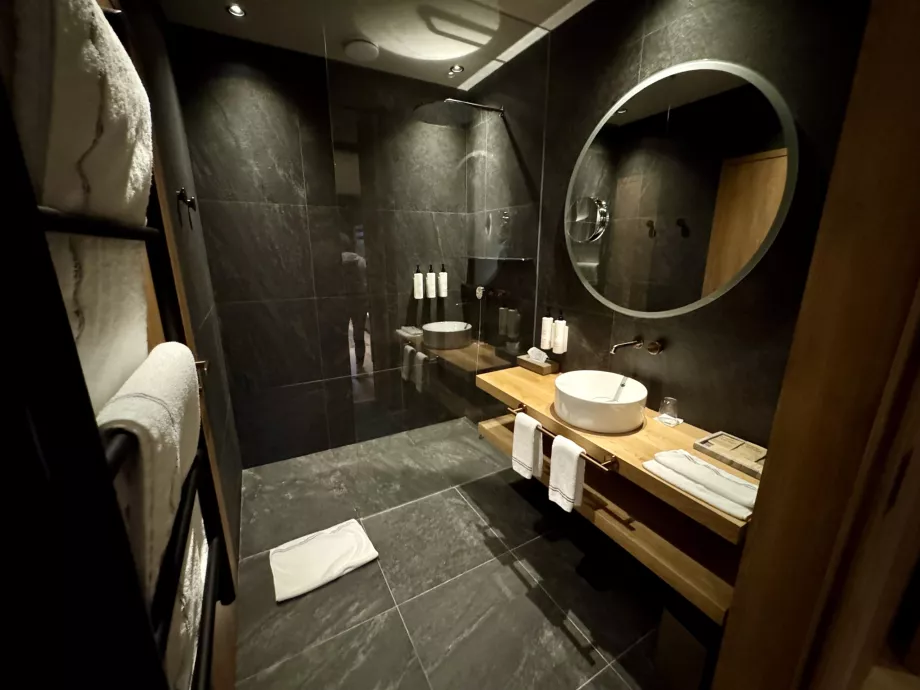 Kamar mandi pertama dengan shower