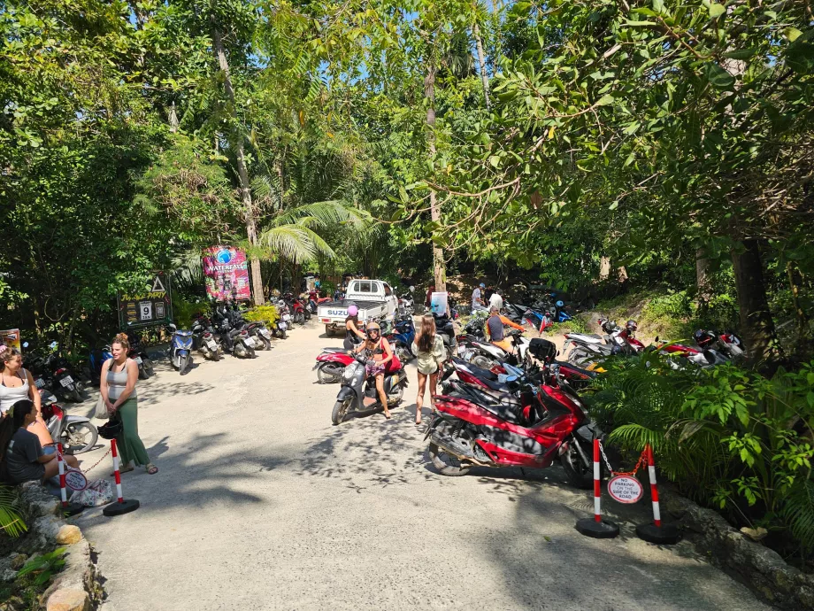 Jalan menuju Secret Beach