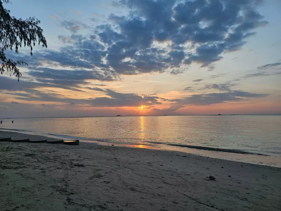 Matahari terbenam di Pantai Zen