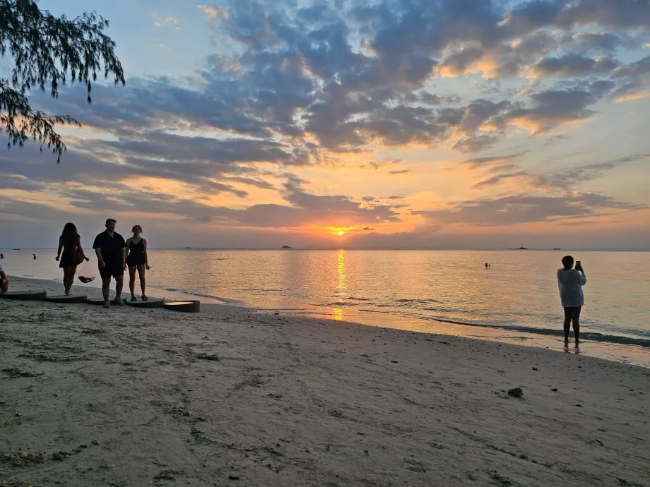 Matahari terbenam di Pantai Zen