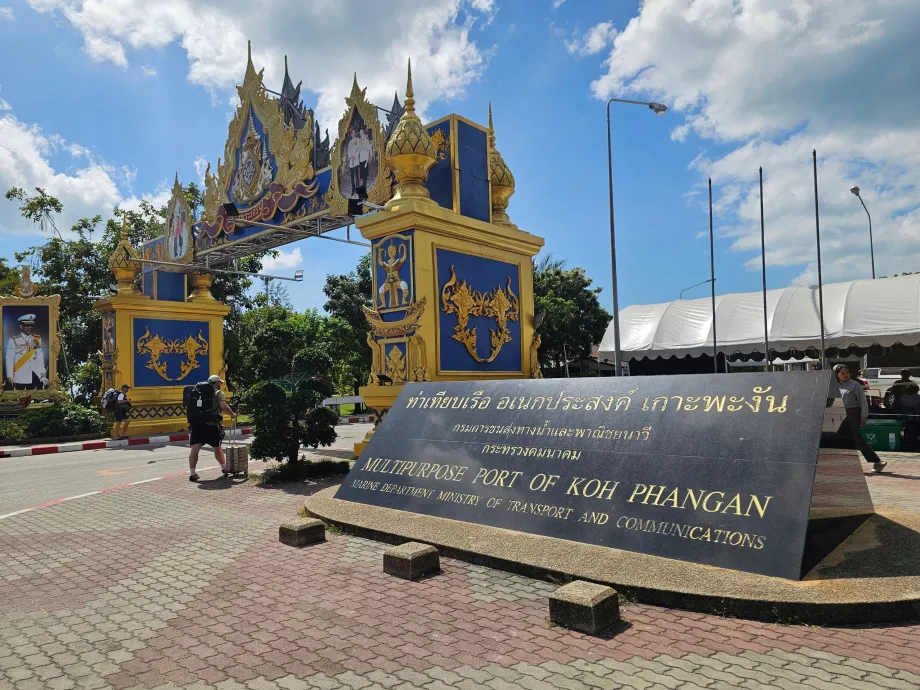 Pintu masuk utama ke Thong Sala Marina