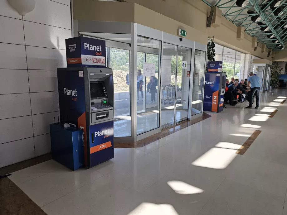 ATM di pintu keluar lobi