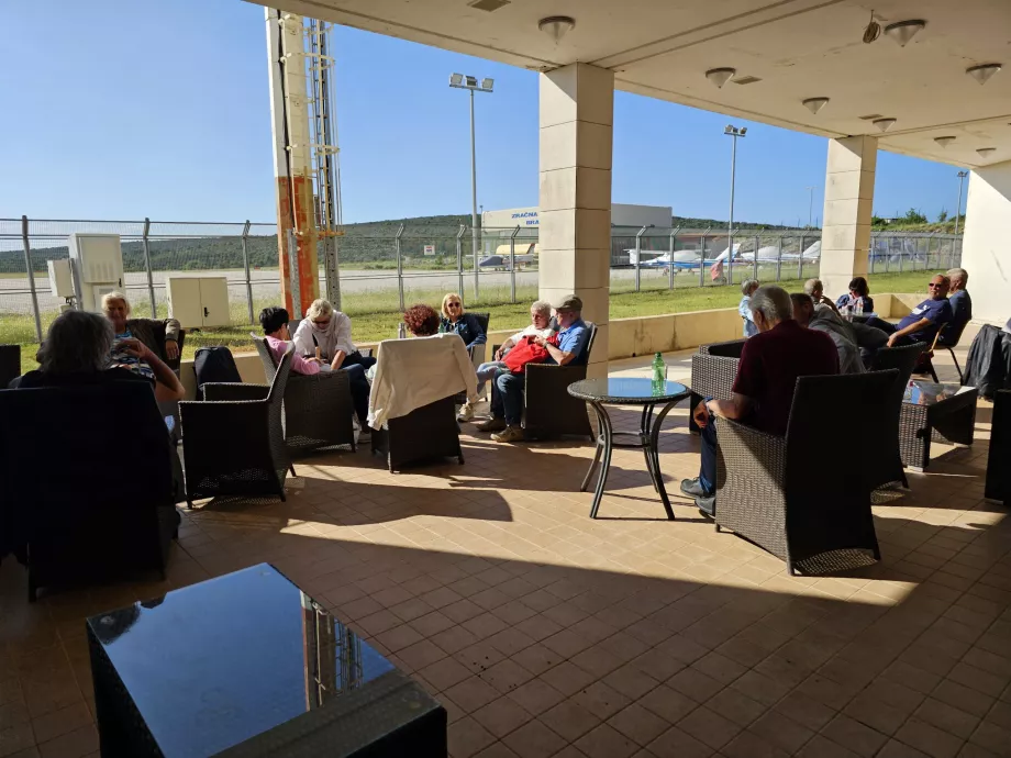 Kafe dengan tempat duduk di luar ruangan