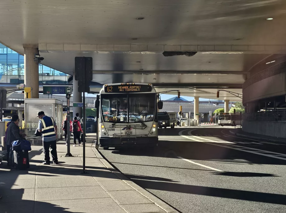 Bus 62 arah Newark
