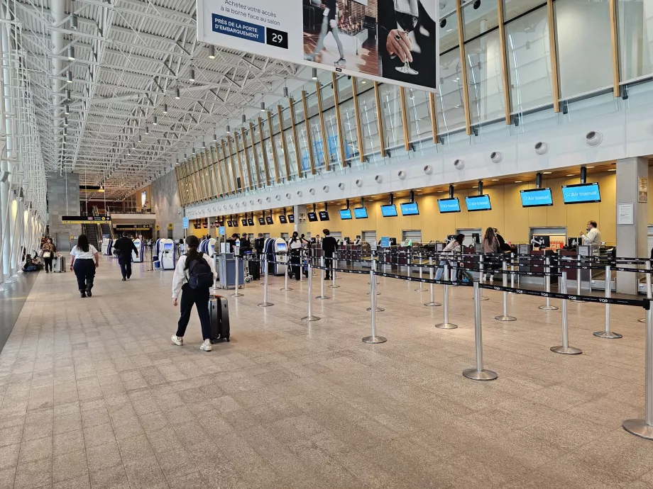 Ruang tunggu keberangkatan Bandara Kota Quebec