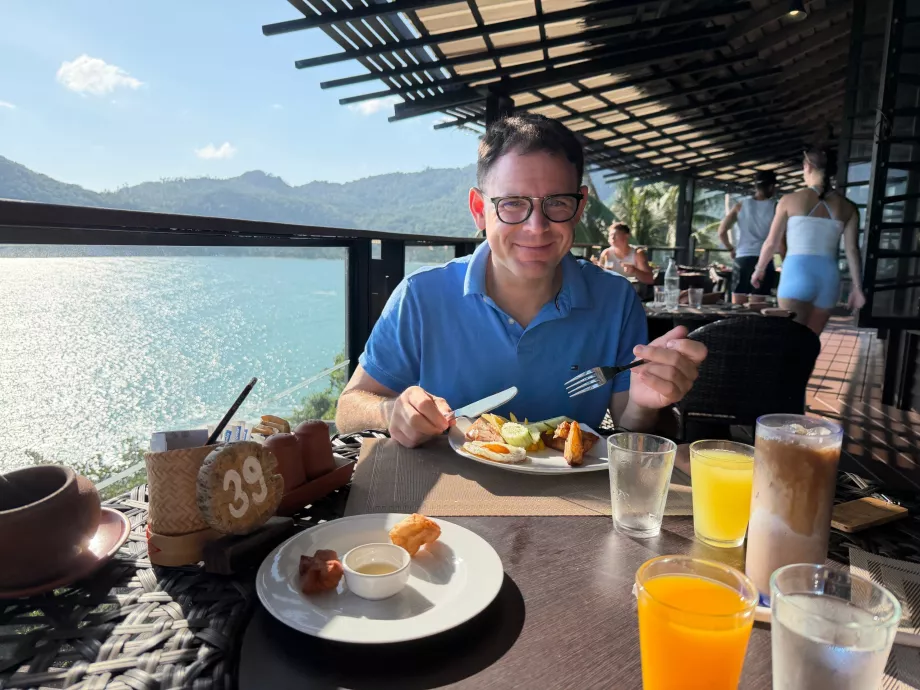 Saya saat sarapan di hotel