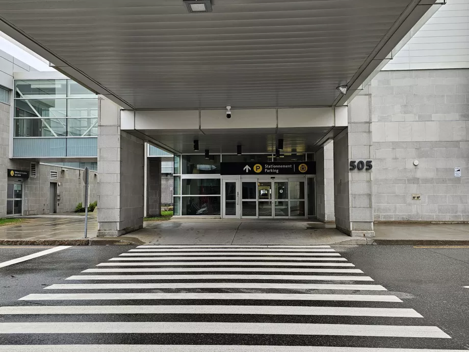 Akses ke tempat parkir mobil dan penyimpanan bagasi