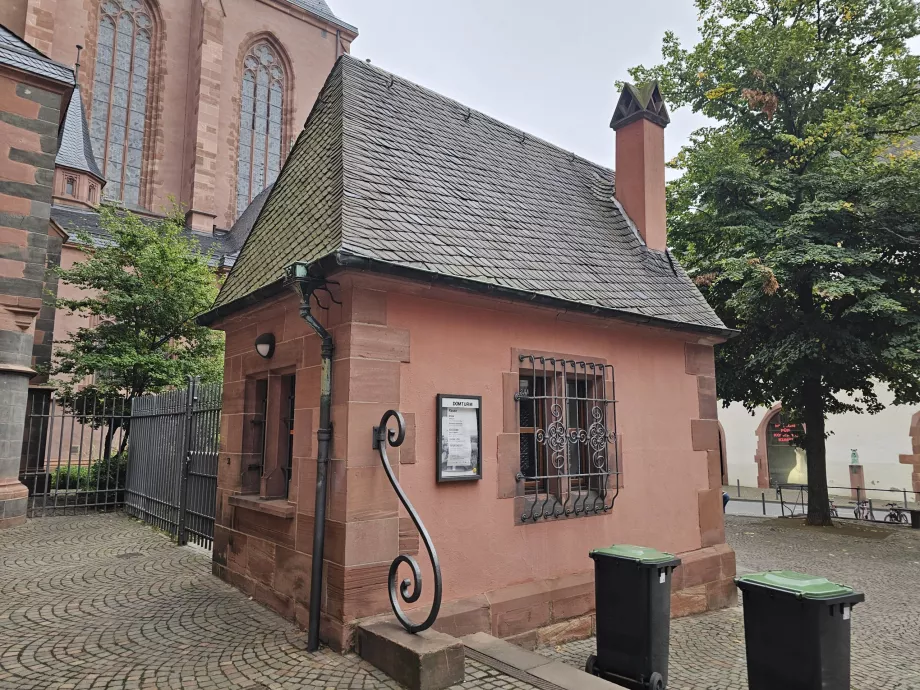 Kantor tiket masuk menara