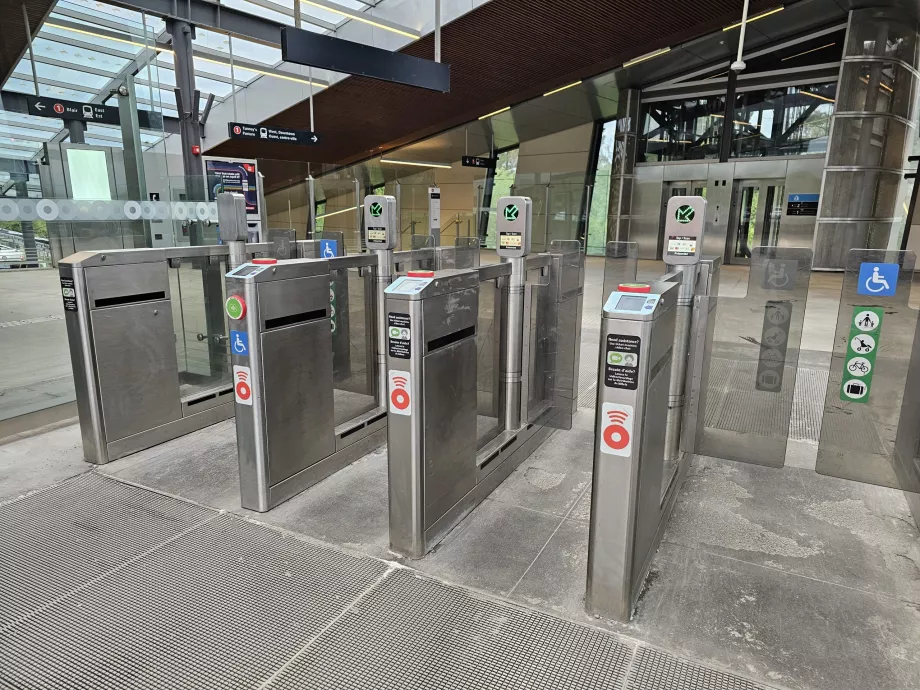 Pintu putar di pintu masuk stasiun