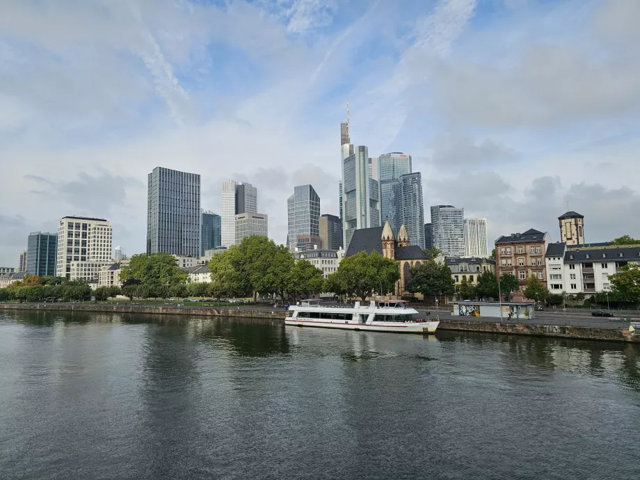 Pemandangan dari Eiserner Steg ke pusat kota yang modern