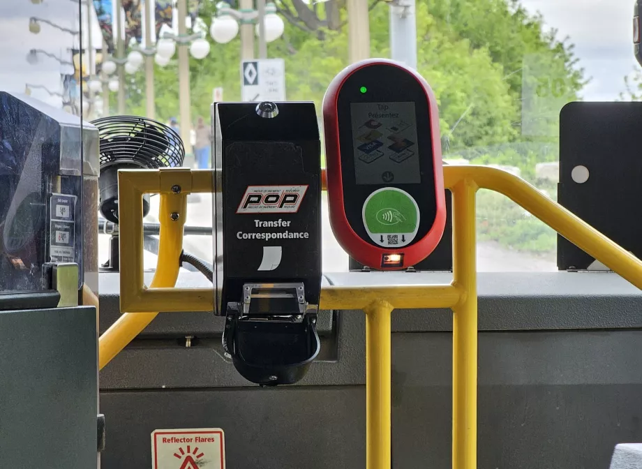Validator tiket di dalam bus