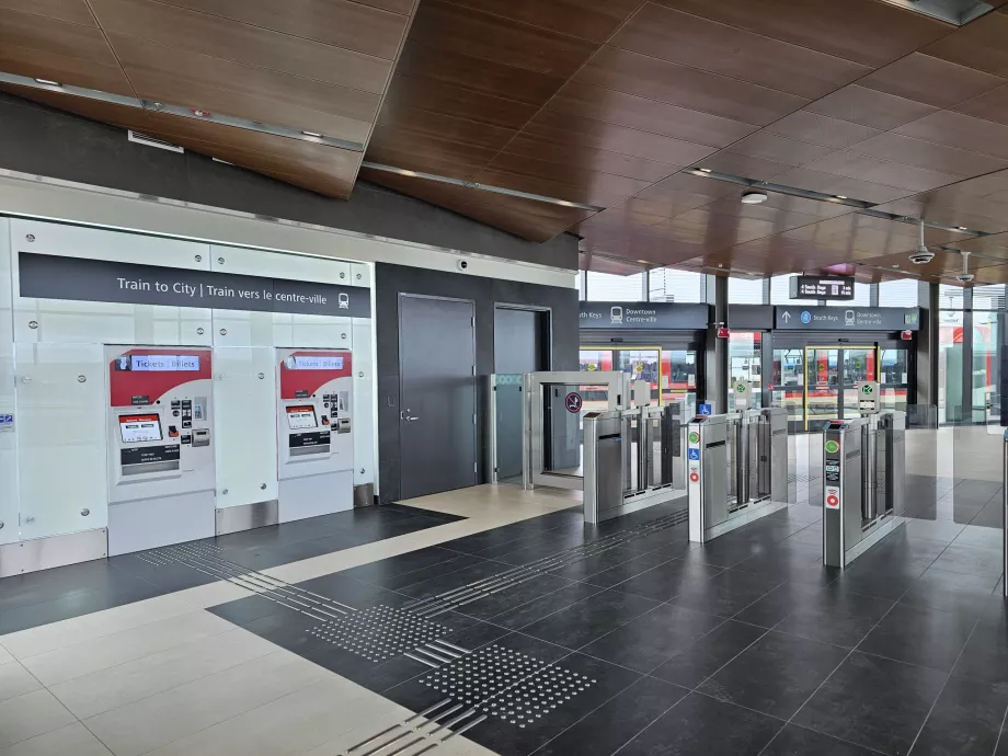 Mesin tiket dan pintu putar untuk memasuki stasiun kereta