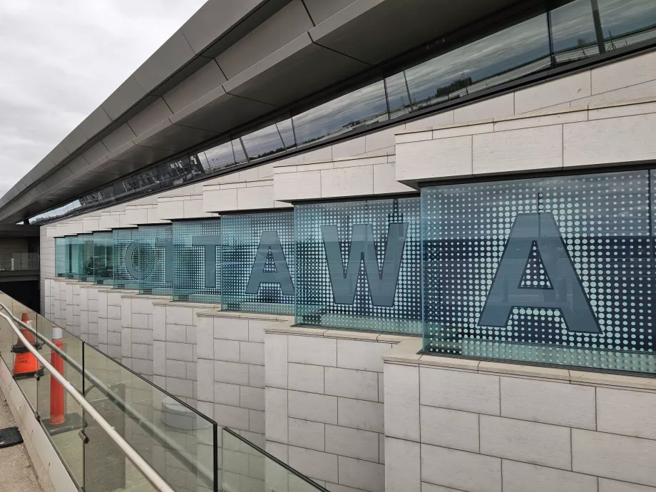 kedatangan melalui bandara Ottawa